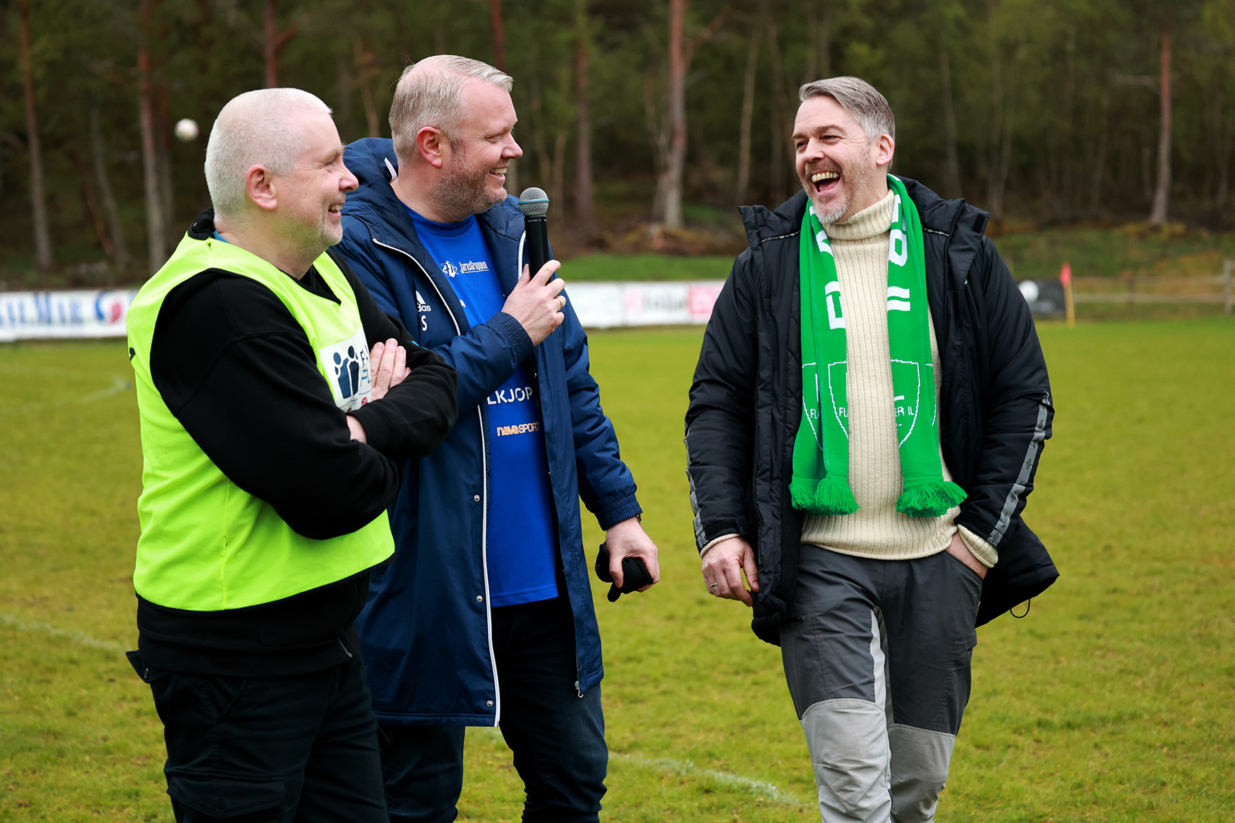Knut Storeide er begeistret for området rundt Vik-skolen. Der ligger også gressbanen der Flatanger pleier å slå Namsos. Her fra siste hjemmekamp. Fra venstre: Håvard Angen Haarstadstrand, Namsos-ordfører Amund Lein og Knut Storeide.