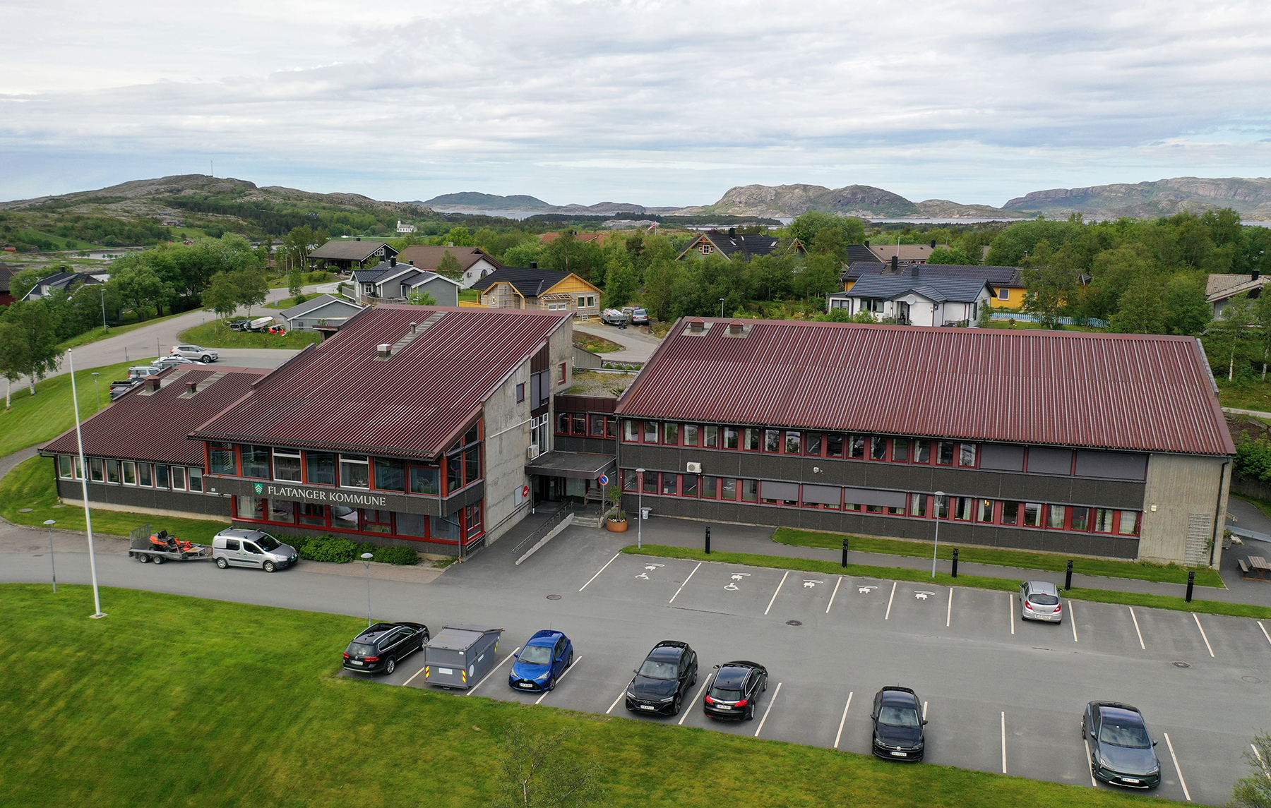 Miljøbygget ble bygd i 1977 for å huse flere miljø, både statlige og kommunale etater. Det hadde også en kafeteria som var i drift de første åra. Nå er behovet for vedlikehold og oppgradering stort.