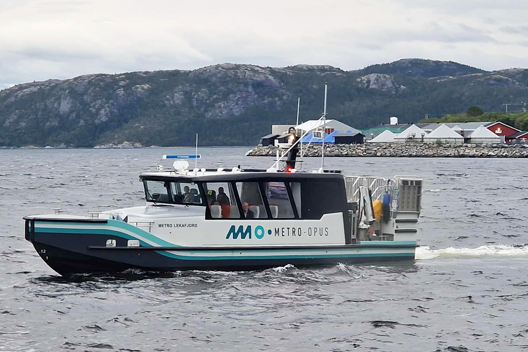 Med Flatanger-ordfører Olav Jørgen Bjørkås på plass, tok hurtigbåten den strakaste veien fra Statland til Namsos mandag morgen.