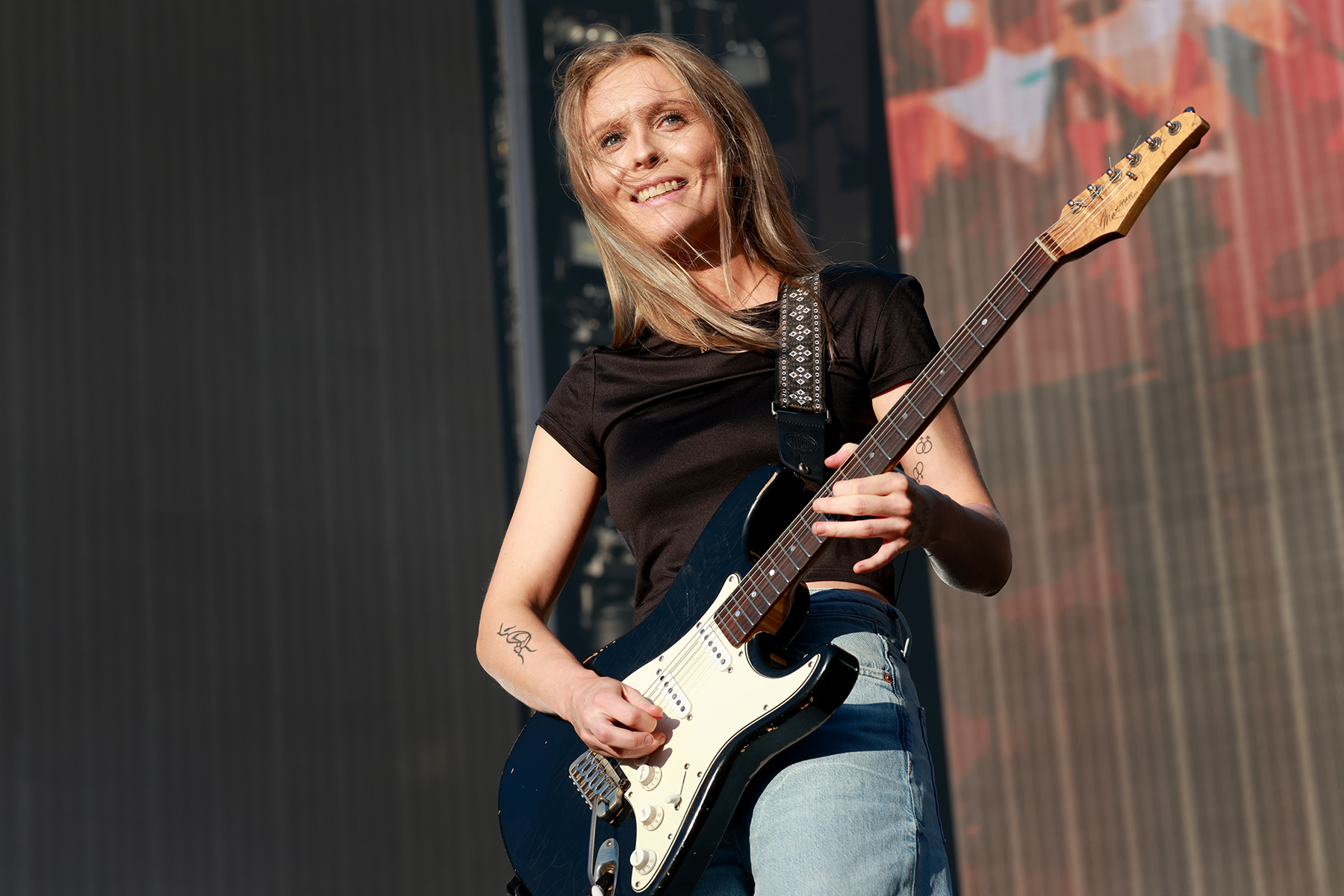 2025: Tora framf&oslash;rer "Vivians sang" foran 25.000 p&aring; Lerkendal! (Bildet er manipulert, en tekniker er fjernet)