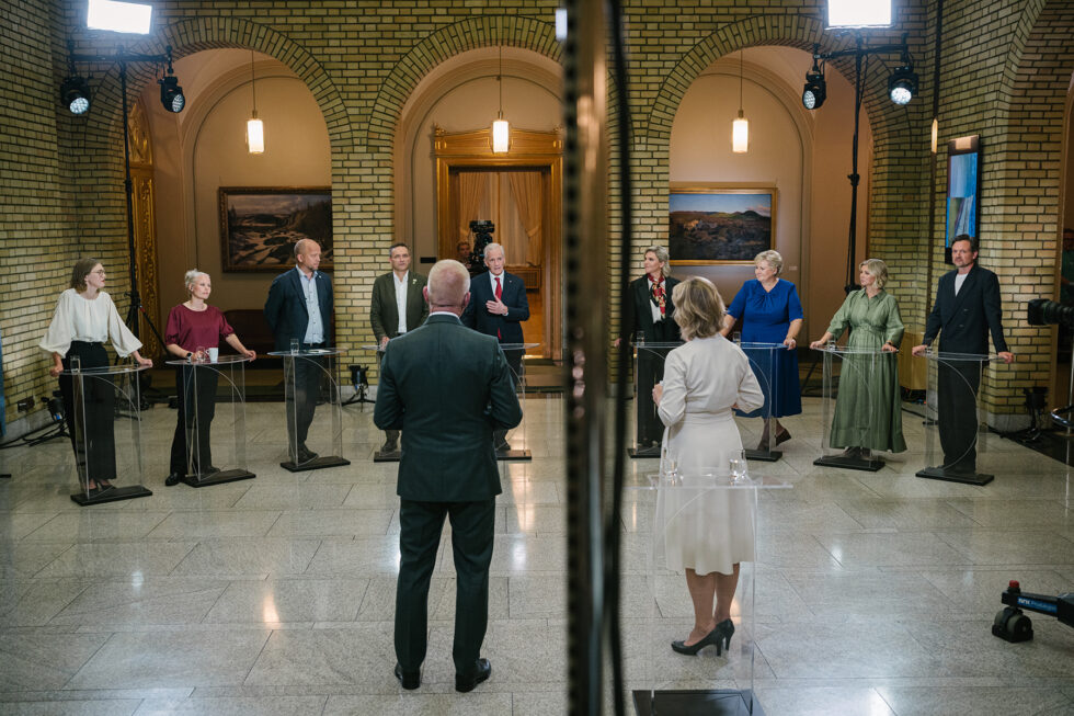Partilederrunde i vandrehallen under valgnatten 2025.