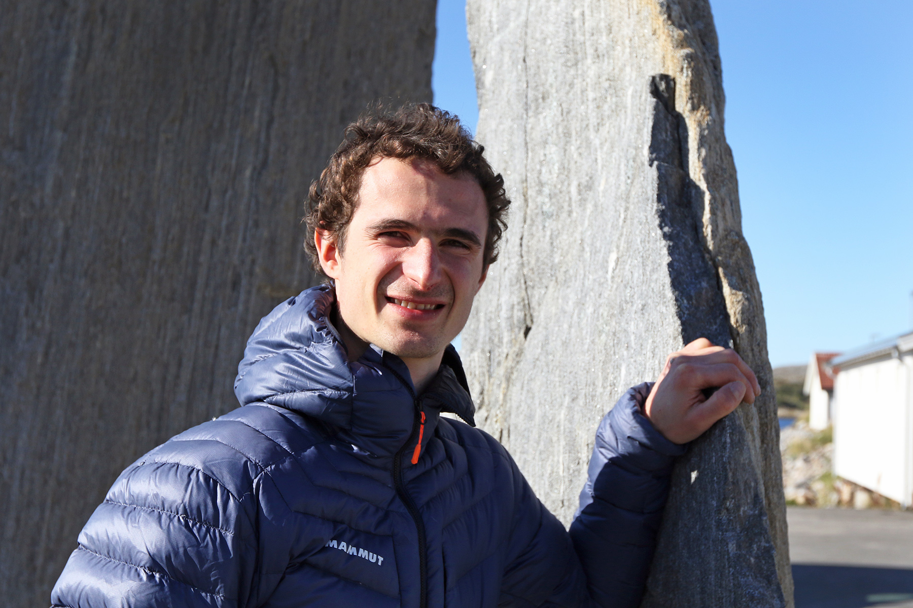 - Som skapt for klatring, sier Adam Ondra om Hanshelleren. Nå er han tilbake i Flatanger med familien, og for å prøve å bestige nye ruter.