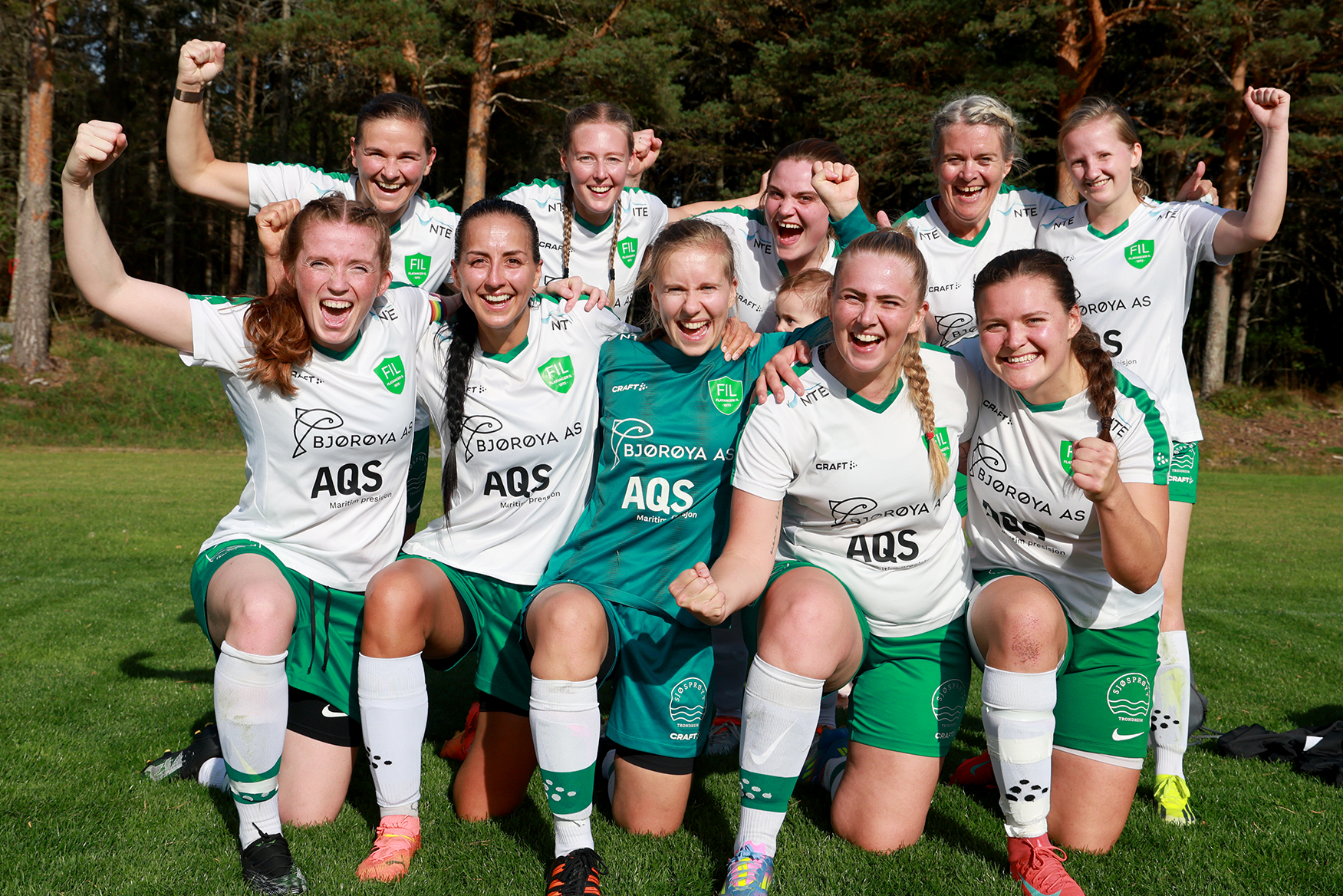 Nok en seier og god grunn til å juble for Flatanger søndag. Foran fra venstre: Julie Devik Leithe, Victoria Bentzen, Inga Halsvik Sandnes, Signe Jakobsen og Karen Indiana Finanger. Bak fra venstre: Hilde Lænd, Vilde Frisendal, Lisbeth Kammen med med Lina, Janne Sund Finanger og Thea Steffensen.
