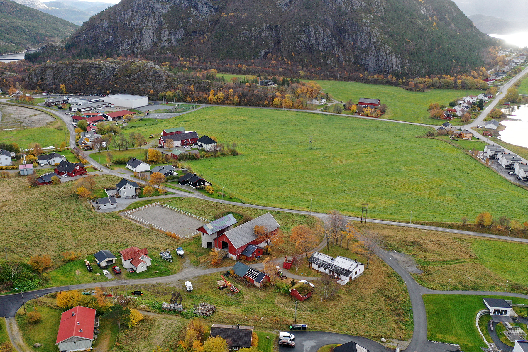 Lauvsnesmoen grenser mot eiendommen til den andre interessenten, Brigt Olav Lauvsnes, og hovedutvalget mener det er bedre at han før kjøpe enn at Lillebjørn Frisendal får kjøpe gården.