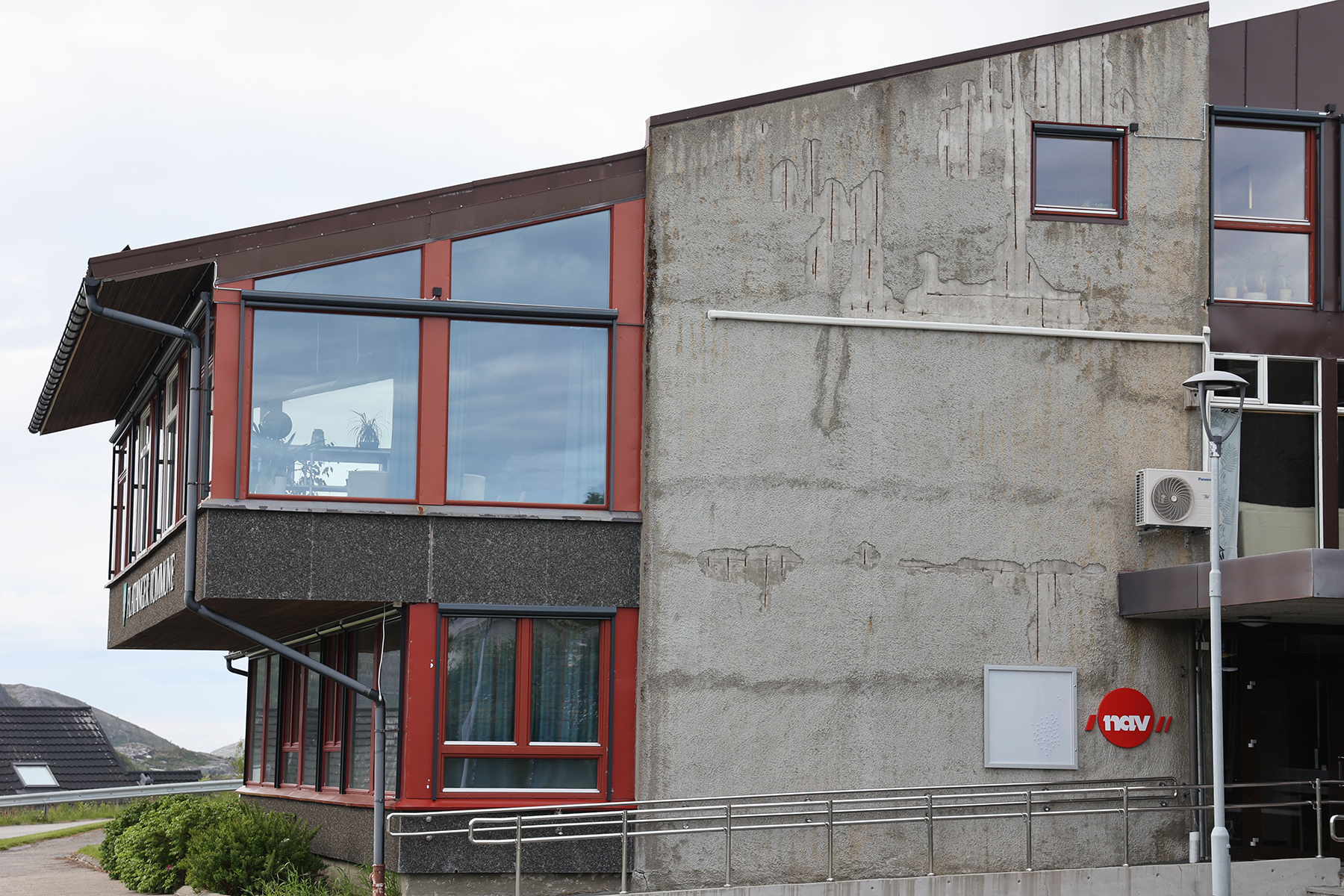 Betongskadene er synlige rundt hele bygningen, som her på veggen over kafeteriaen der armeringa er blottlagt.