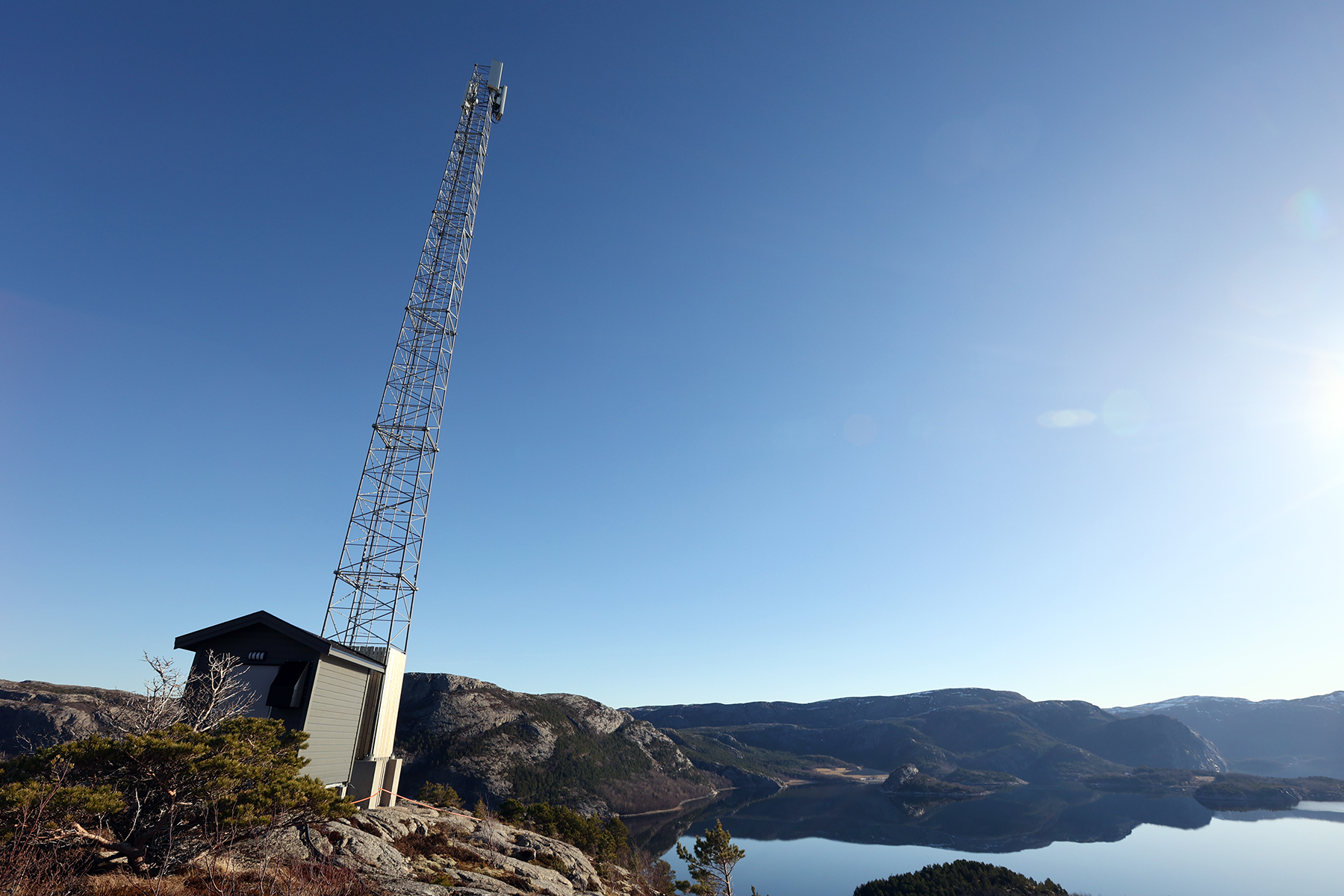 Den nye mobilmasta gir både 4G og 5G-dekning til mange beboere, hyttefolk og andre rundt Glasøyfjorden.