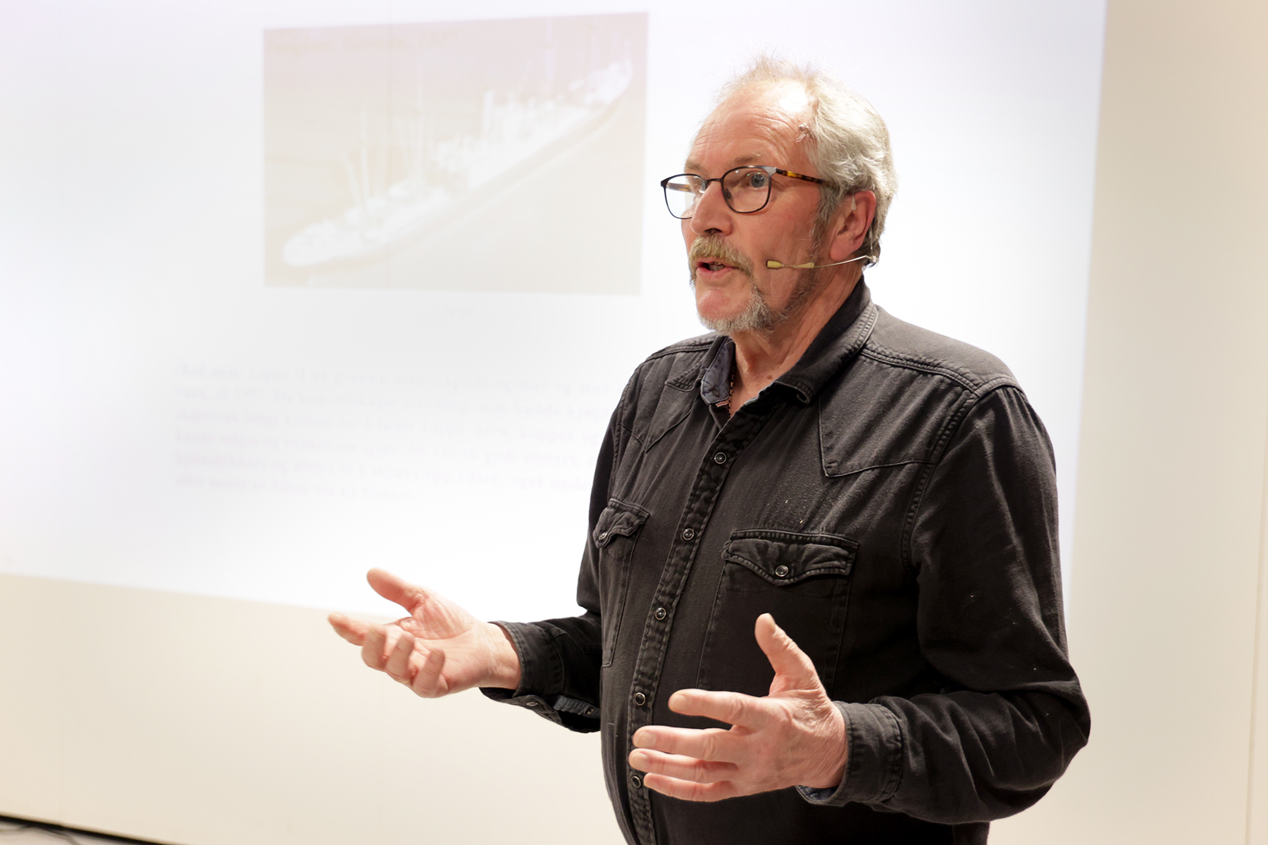 Reidar Lindseth tok for seg mange sider av krigen og hvordan den opplevdes i Flatanger.