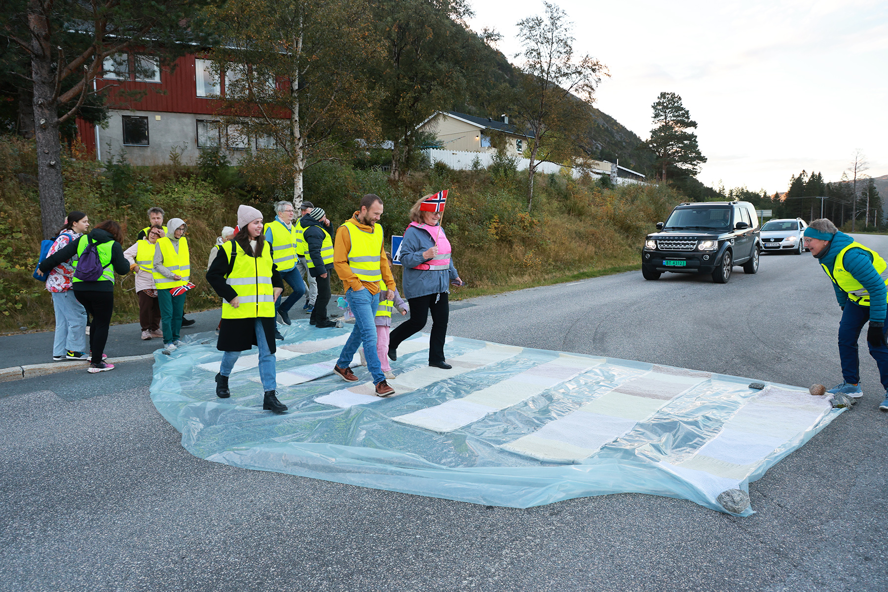 Med norske flagg ble det nye gangfeltet feiret, men etterp&aring; m&aring;tte det tas bort. N&aring; krever aksjonistene at fylkeskommunen anlegger permanent gangfelt.