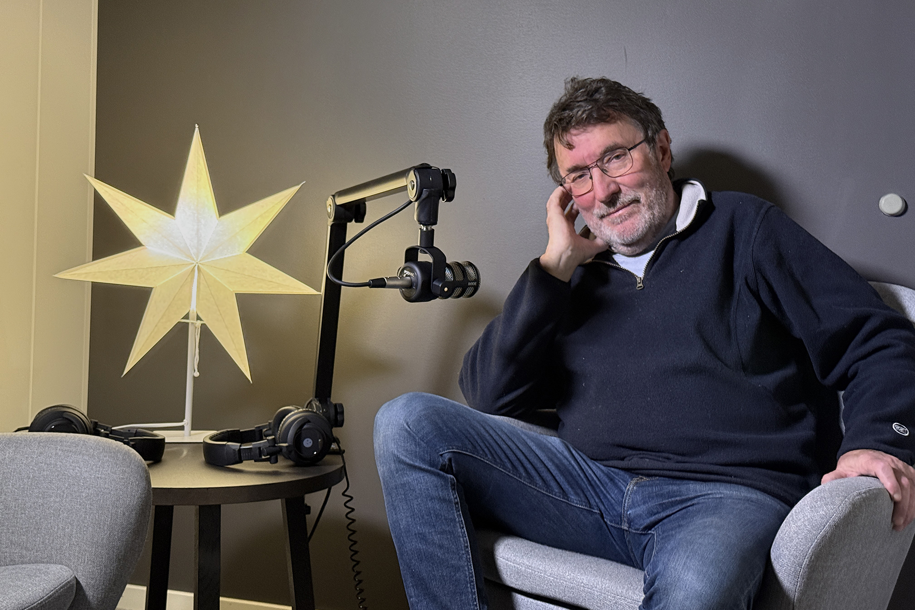 Bjørn Johan Jacobsen har vært i Flatangernytts studio og spilt inn fire kåseri, som du får høre fram mot jul. (Foto: Jens Martin Olsen)