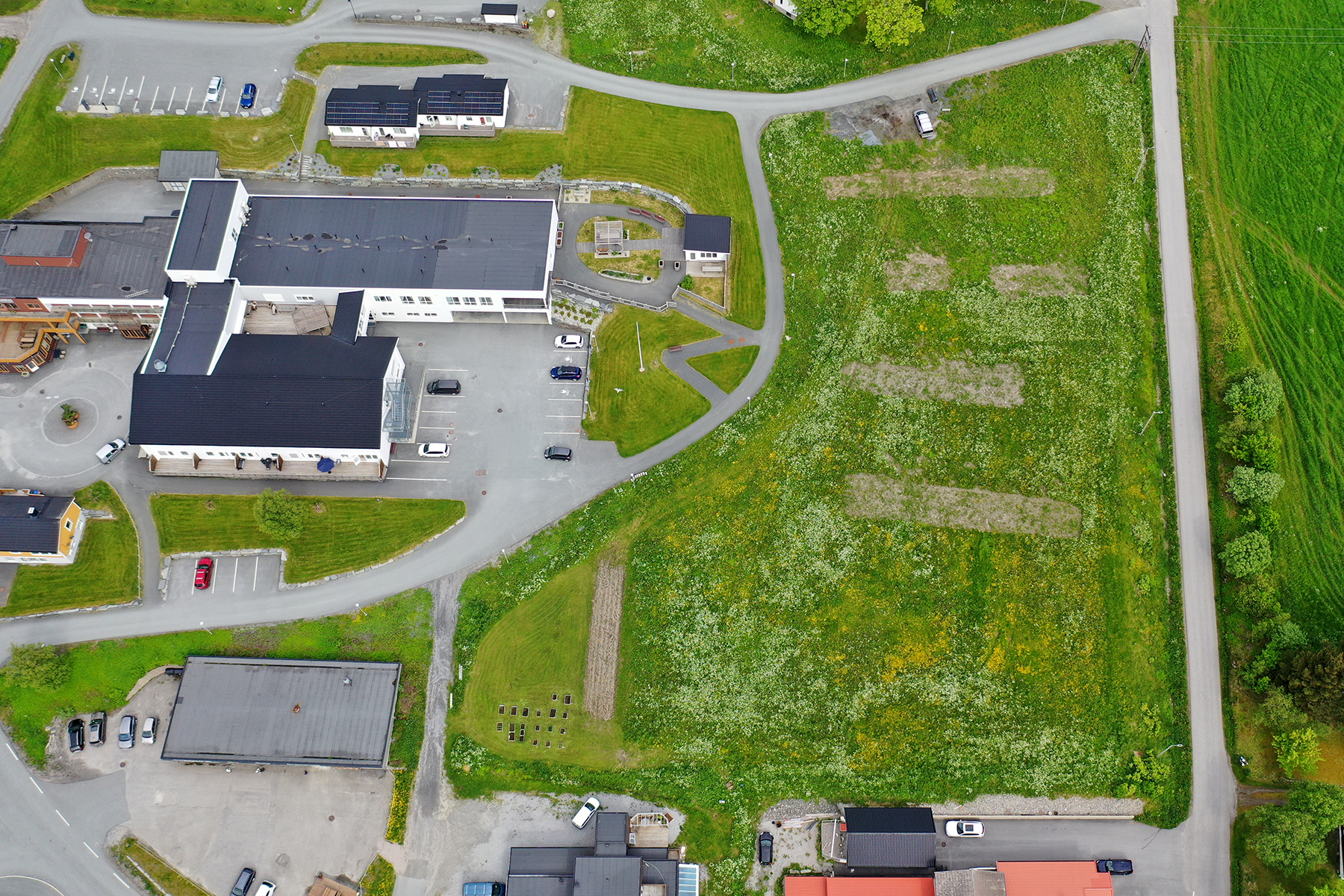 Dette er gulltomta som skal bygges ut. Den ligger like ved pleie- og omsorgstunet, n&aelig;rt butikk og andre offentlige tilbud.