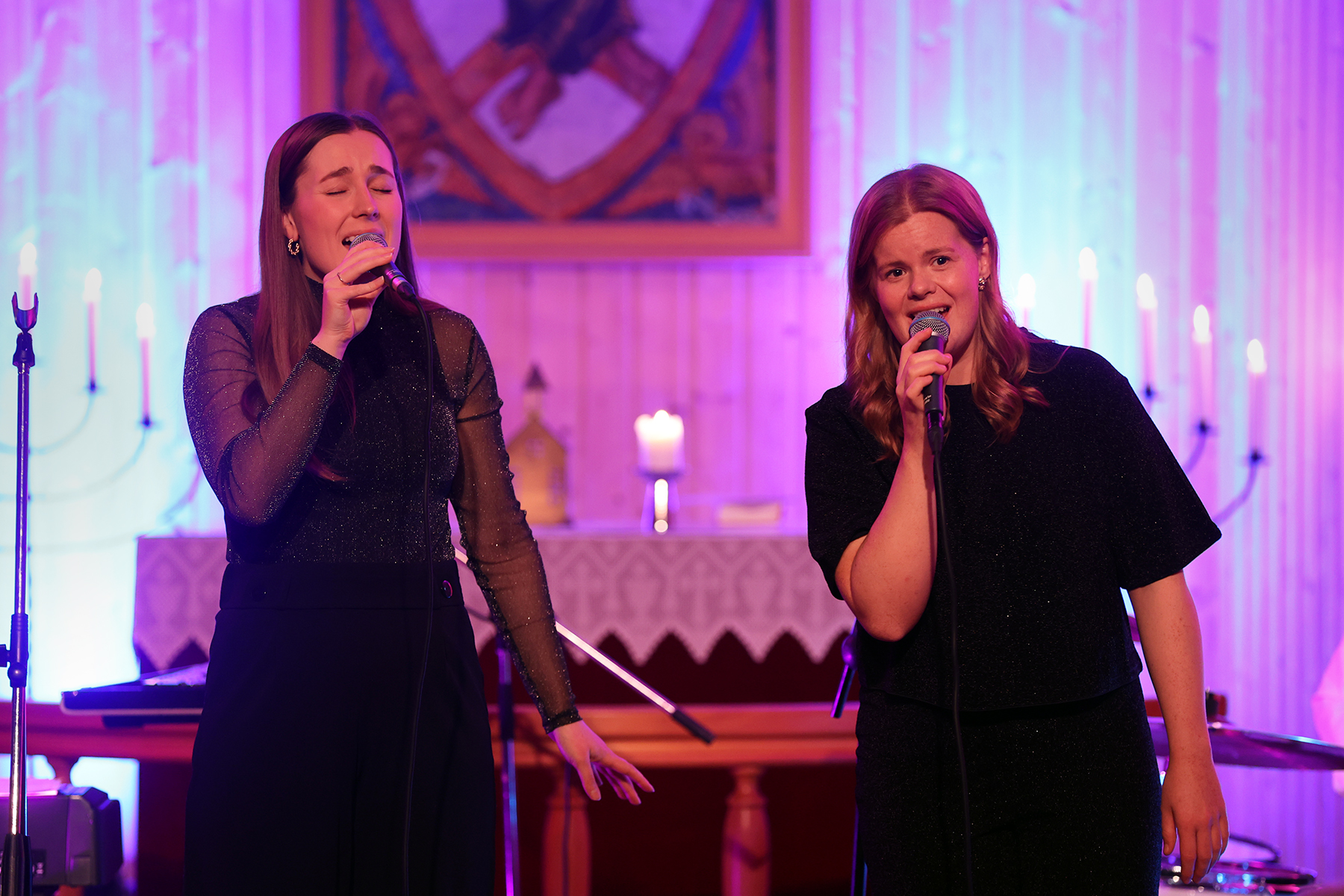 Ingveig Gevik (til venstre) og Ida Christine Myren var vokalister i l&oslash;rdagens konsert.