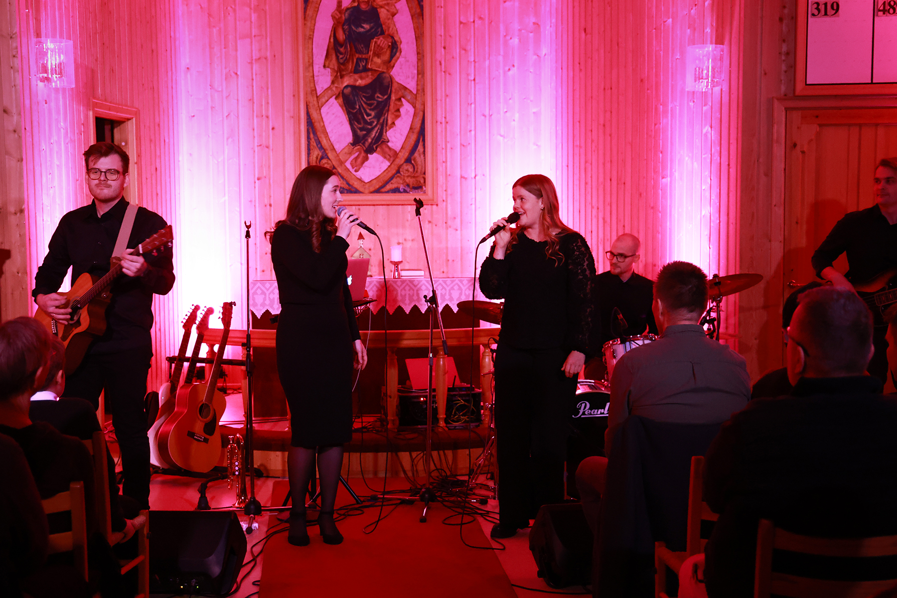 Ingveig Devik (til venstre) og Ida Christine Myren i duett, samme med Jonas Finanger p&aring; gitar, Martin Oksd&oslash;l p&aring; trommer og William Oksd&oslash;l p&aring; bass.