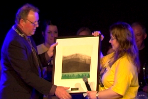 Namdalseid-ordfører Steinar Lyngstad overrakte kulturprisen til Monica Fiskum.