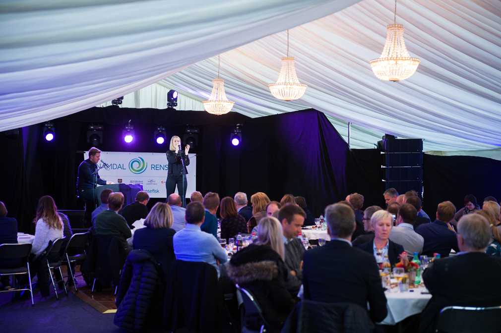 80 gjester ble servert mat og underholdning i et stort telt slått opp for anledninga. Marte Dahle Olsen og Jens Martin Olsen underholdte gjestene.