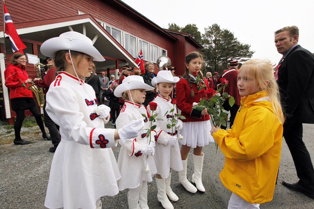 Drilljentene var med på Vik og Lauvsnes, og de fikk hver sin rose av Nora Nikoline som takk for innsatsen. Fra venstre: Ada, Henny, Irene og Ylva.