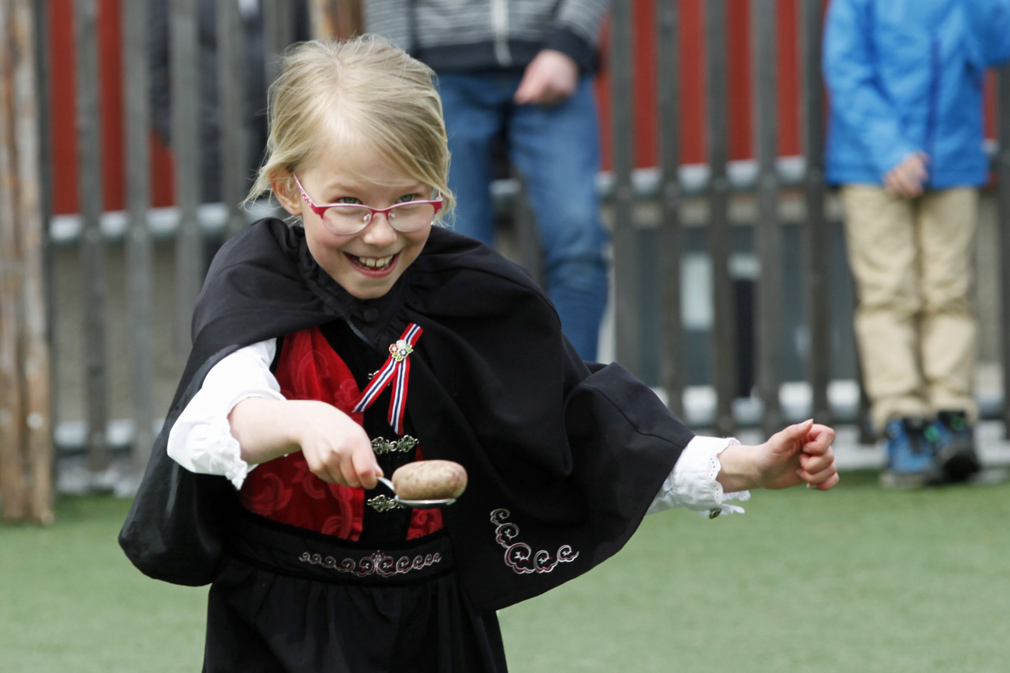 Anita (9) fra Levanger feiret dagen på Vik, og konkurrerte i potetløp.