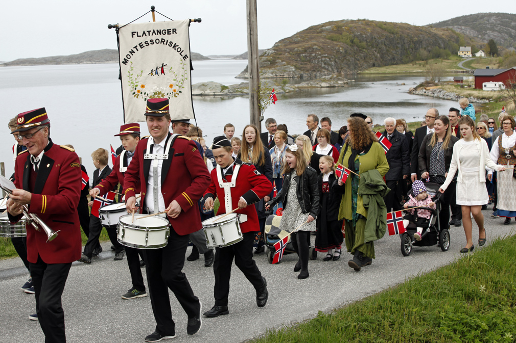 Korpset først i toget, med Flatanger Montessoriskole rett bak.
