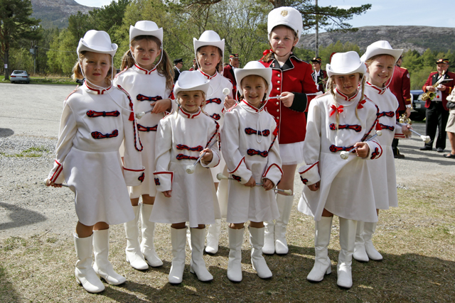LAUVSNES/VIK: Drilljentene stilte opp i sine flotte uniformer og satte en ekstra spiss på dagen. (Foto: Ove Magne Ribsskog)
