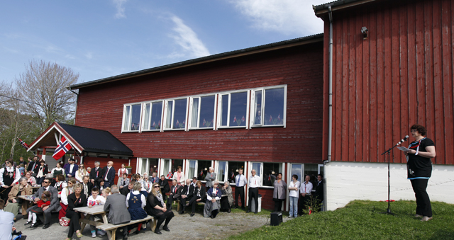 VIK: Eva Kristin Trefjord holdt årets 17.maitale på Vik, hvor det var stort oppmøte i godværet. (Foto: Ove Magne Ribsskog)