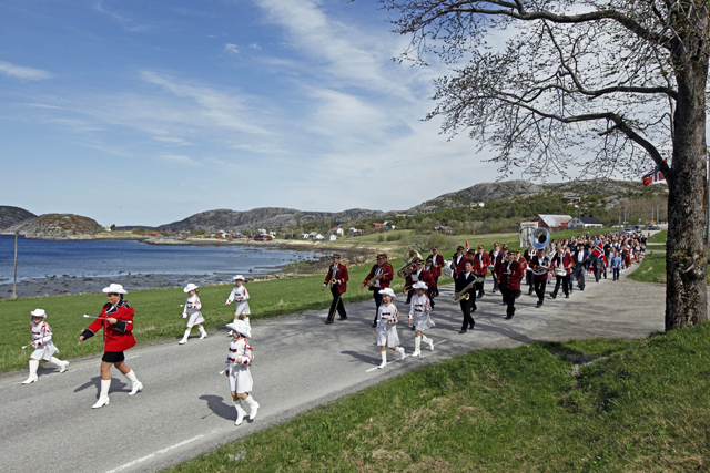 VIK: 17.maitoget på Vik med drillen og Flatanger musikkforening. (Foto: Ove Magne Ribsskog)
