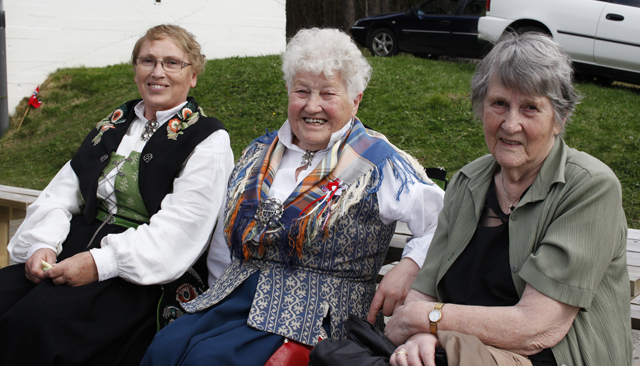 VIK: Ellen Hustad, Judith Aagård og Elida Holmen storkoste seg i godværet på Vik 17. mai. (Foto: Ove Magne Ribsskog)