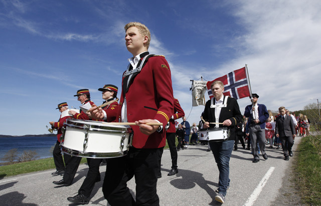 VIK: Viktor Meland var en av musikantene som sørget for 17.maistemning i Flatanger. (Foto: Ove Magne Ribsskog)