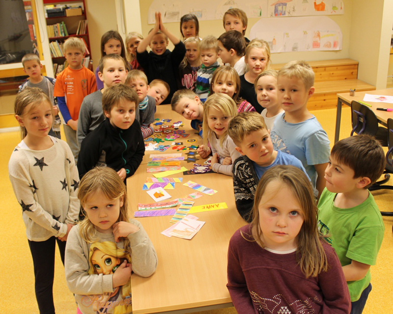 1. - 4. klasse har perlet fine kjøleskapsmagneter og laget bokmerker som er å få kjøpt på tirsdag.