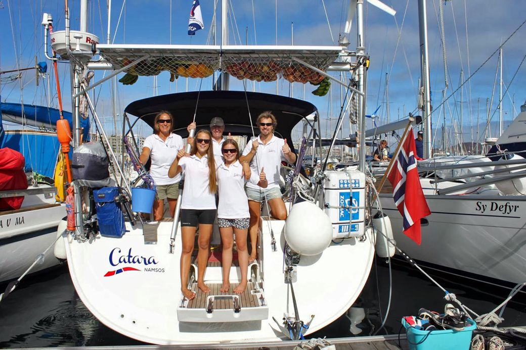 Familien Mork/Morken klar for avreise fra Las Palmas på Kanariøyene. Regattaen er snart i gang.