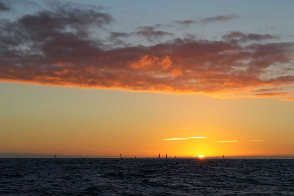 Solnedgang den første dagen under overfarten. De andre båtene som deltok på seilasen, kunne ennå skimtes. Men snart var vi alene på havet.