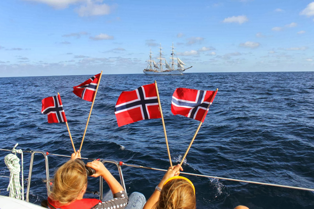 Christian Radich dukket opp, og da måtte vi fram med norske flagg!