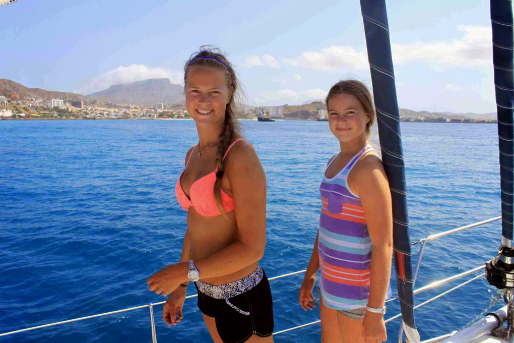 Linn Sofie og Nicoline speider mot Cape Verde - siste stopp på fastlandet før Atlanteren ventet.