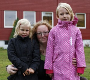 Thea (til venstre) og Tuva er de nye førsteklassingene hos Anja Vedvik ved Flatanger Montessoriskole.