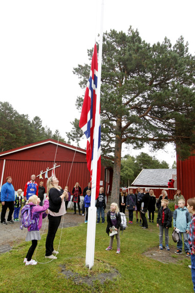 Nora Nikoline fikk æren av å heise flagget på sin første skoledag.