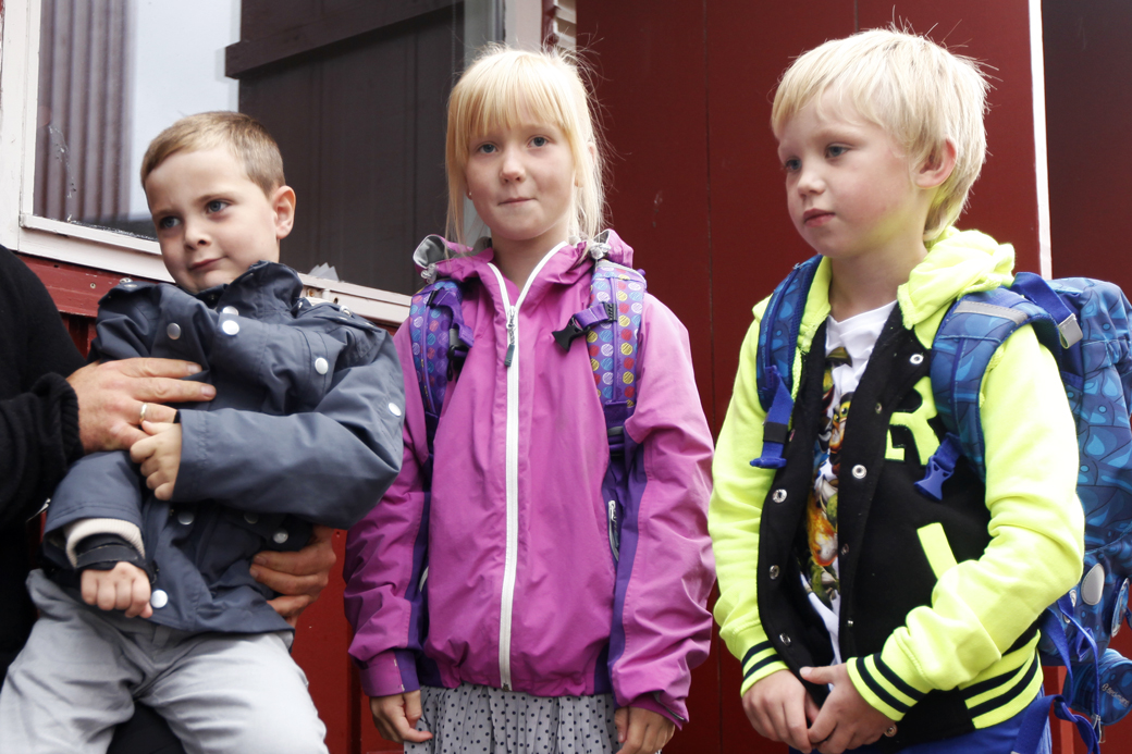 Isak, Nora Nikoline og Espen hadde sin første skoledag på Vik mandag.