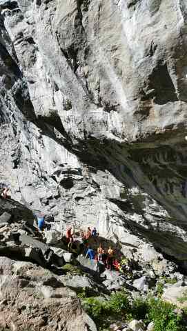 Klatreren falt fra overhenget, mellom 6 og 10 meter, og ned på steinene under. (Foto: Flatanger brann og redning)
