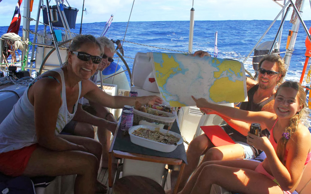 Her er familien halvveis over Atlanteren, og Nicoline peker på kartet hvor de befinner seg. Hav på alle kanter...