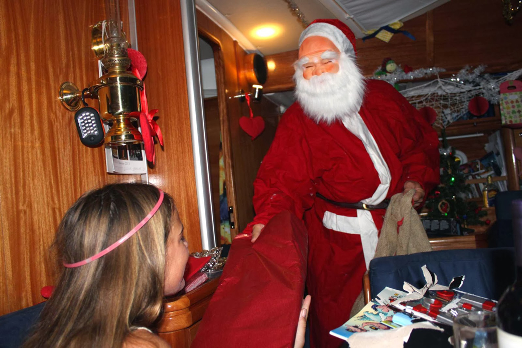 Selveste julenissen kom også på besøk i båten, med gave til Nicoline.