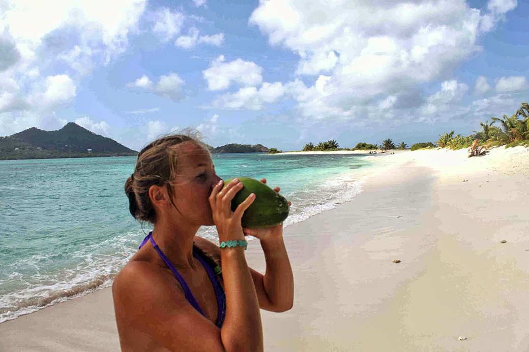 Forfriskende med kokosmelk på stranda!