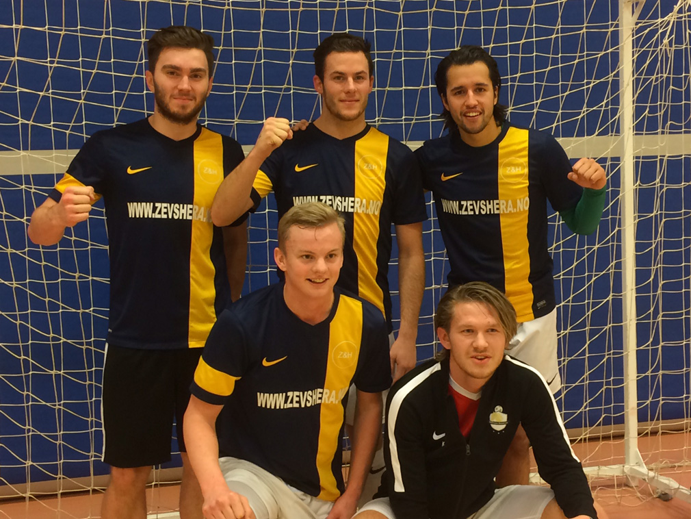 Namsos Broncos vant julecupen. Foran fra venstre: Alexander Breistrand og Karl Ivar Dahle Høstland. Bak fra venstre: Thomas Einvik, Ole Kristoffer Fjeseth og Aleksander Roel. (Foto: Hanne Marie Tyldum Ribsskog)