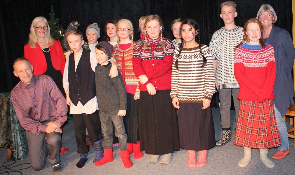 Hele 7.klassen sammen med tre av lærerne.