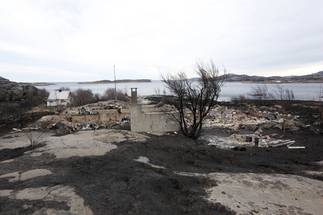 SVARTBRENT: Fritidsboligen på Gammelgården brant ned,  mens huset ved sjøen berget. Svart berg viser hvor brannen gikk i den sterke vinden.