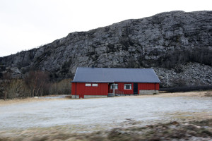 Både berget og gresset rundt forsamlingshuset på Hårnesmoen er svart, men huset berget.