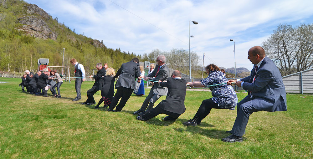 UTVORDA: Tautrekking på Utvorda, der ordfører Olav Jørgen Bjørkås (nr fire fra høyre) var med i mannjevningen. (Foto: Sven Gust)