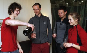 Adam Ondra skjenker champagne til Petr Pavlicek, Stepan Uhlir og Barbora Vavrova etter å ha besteget den tøffe ruta i Hanshallaren 4. oktober i fjor.