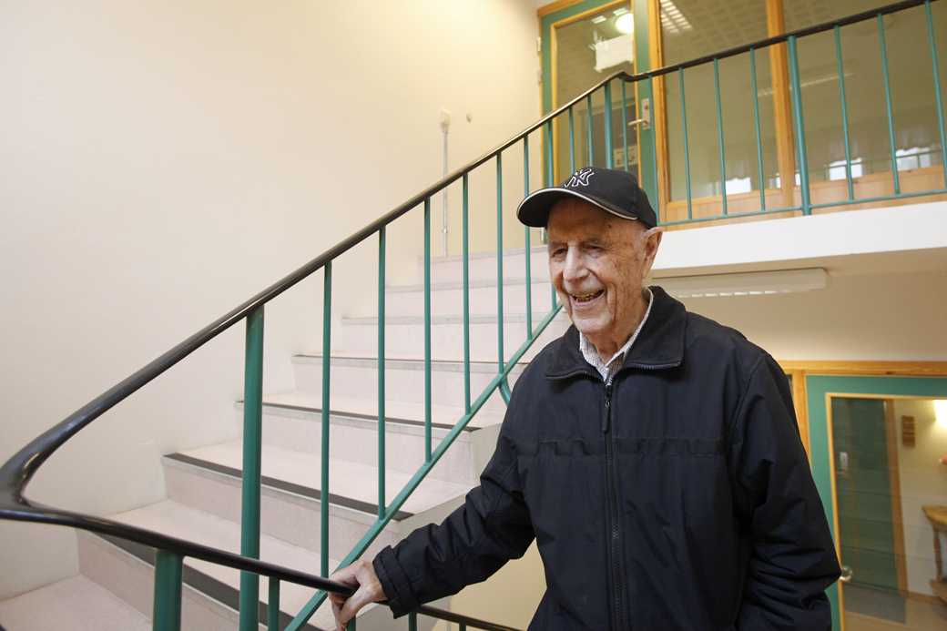 ALF I HUNDRE: Alf Sivertsen tar alltid trappa – aldri heisen. Og hver torsdag spiller han bridge. 13. september fylte den spreke flatangringen 100 år! 