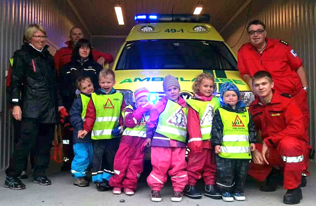 Pulje 2 besøkte ambulansestasjonen på ettermiddagen, og de var storfornøyde med besøket.