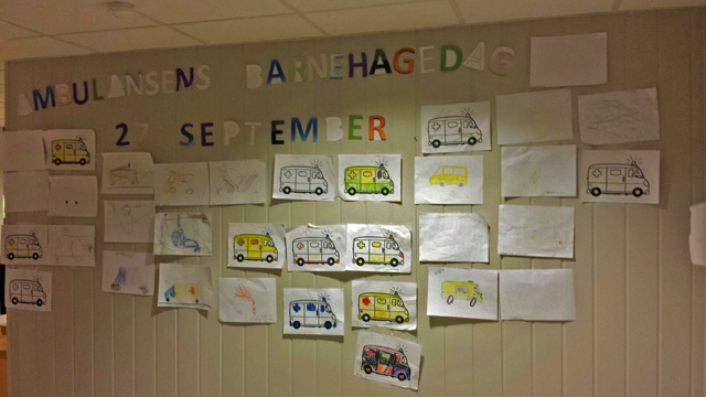 Ungene fikk fargelegge sin egen ambulanse, og bildene henger under velkommen-skiltet på ambulansestasjonen.