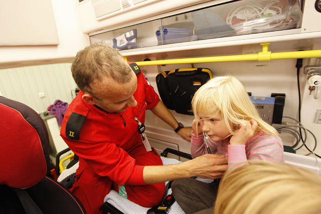 Nora fikk lytte på sitt egen hjerte, med Lasse Grande Tetlie som veileder.