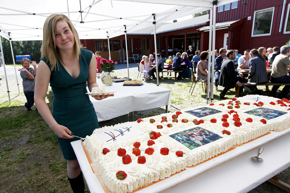 Eleverådsleder Ann-Mari Hatland fikk æren av å åpne jubileumskaka.