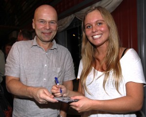 Knut Johnsrud var en av første som sikret seg en signert EP av Tora Dahle Aagård etter konserten.